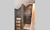 CST: Badkamer met 1 lavabo en regendouche